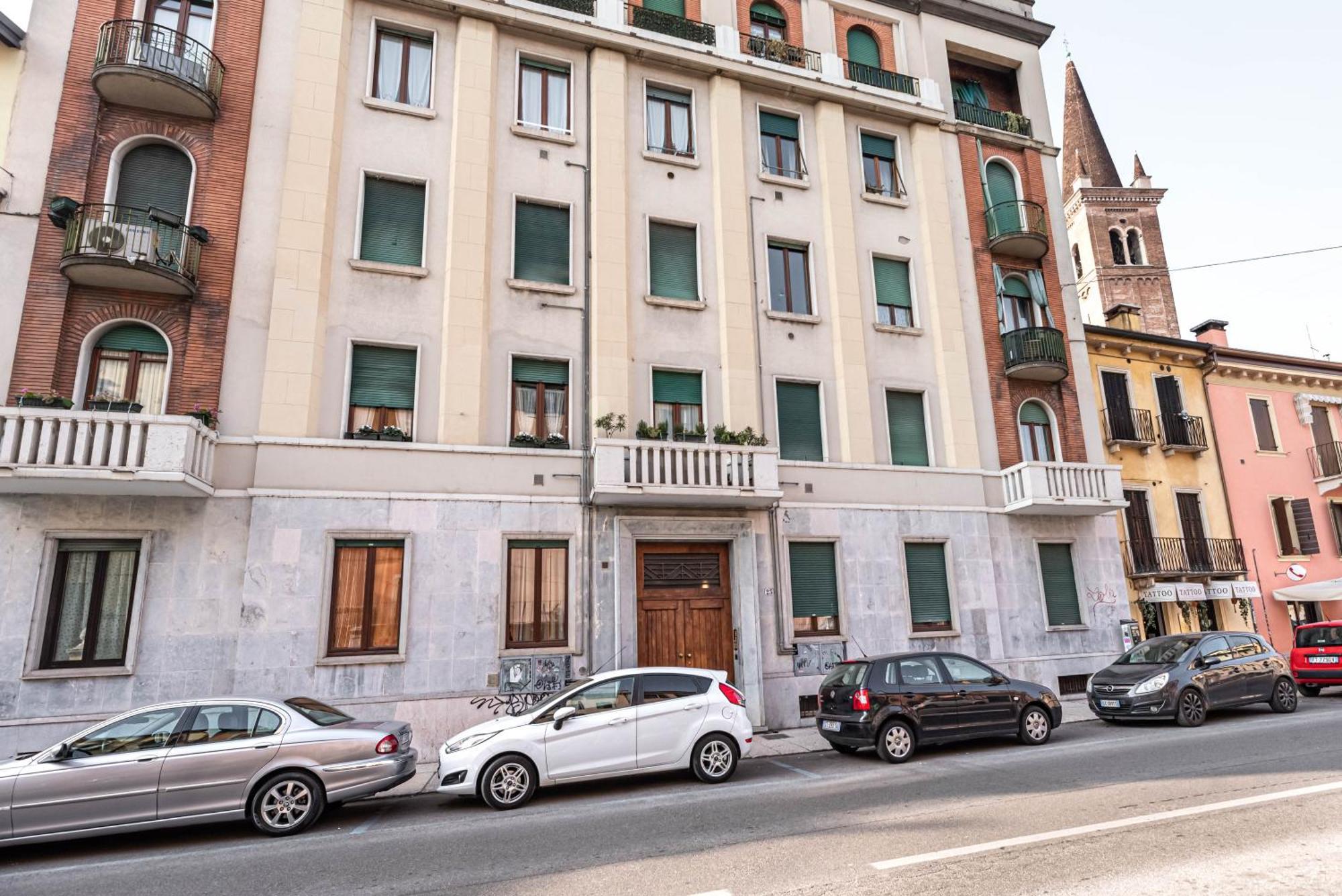 Piazza Isolo Central Apartment Верона Екстериор снимка